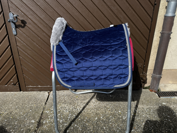 Mattes Schabracke Dressur L samt Crystal blau Lammfell vorne