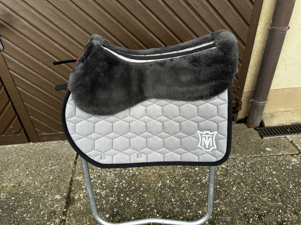 Mattes Schabracke Springen L Lammfell Samt schwarz