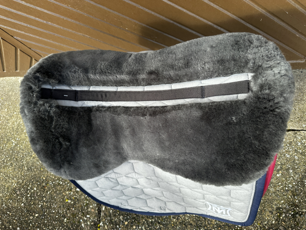 Mattes Eurofit Schabracke Dressur L samt Crystal blau Lammfell vorne und hinten