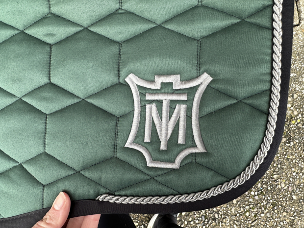 Mattes Eurofit Schabracke Dressur L Lammfell Steppstoff Glanz Steppstoff Racing Green
