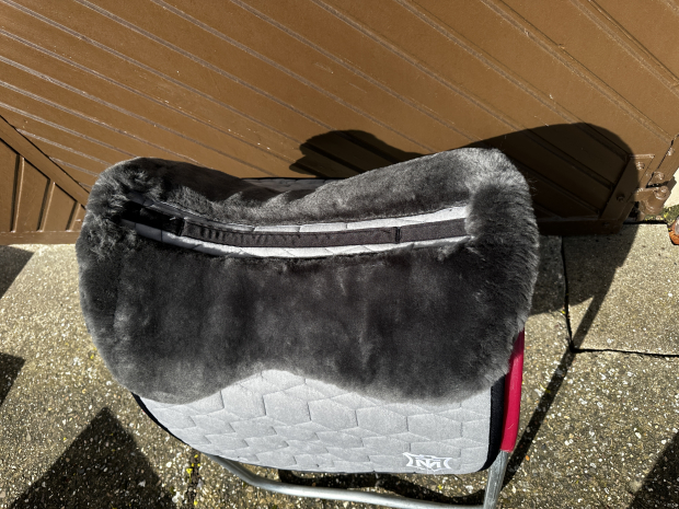 Mattes Eurofit Schabracke Dressur L Lammfell samt schwarz Lammfell