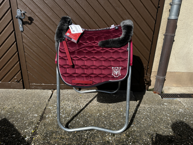 Mattes Eurofit Schabracke Dressur L Lammfell samt Bordeaux rot Lammfell