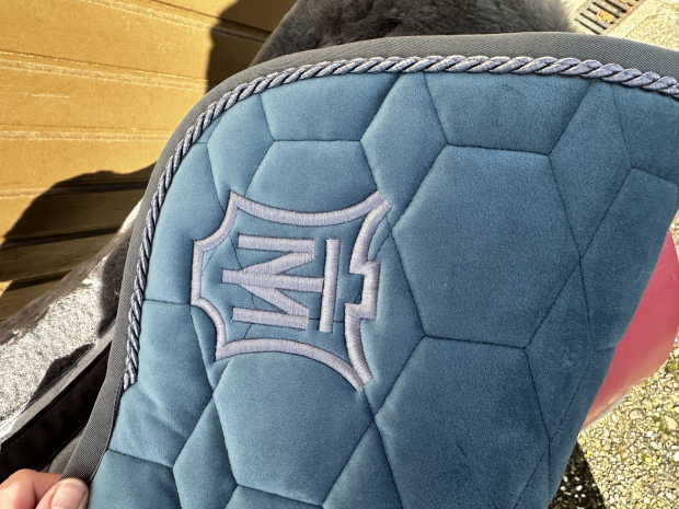 Mattes Eurofit Schabracke Dressur L Lammfell samt Blue Moon Lammfell