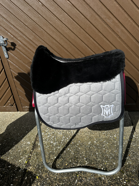 Mattes Eurofit Schabracke Dressur L samt Crystal schwarz Lammfell vorne und hinten