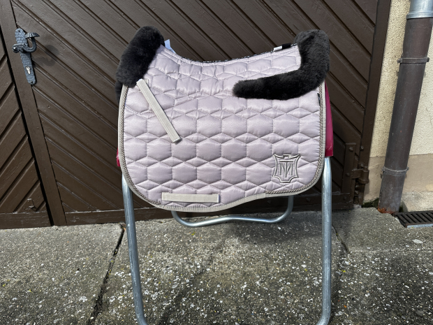 Mattes Eurofit Schabracke Dressur L Lammfell Steppstoff Glanz Steppstoff wallnuss