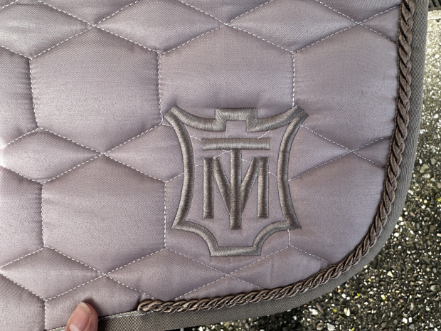 Mattes Eurofit Schabracke Dressur L Lammfell Steppstoff Glanz Steppstoff wallnuss