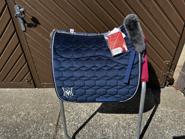 Mattes Eurofit Schabracke Dressur navy Samt L Fellrand vorne