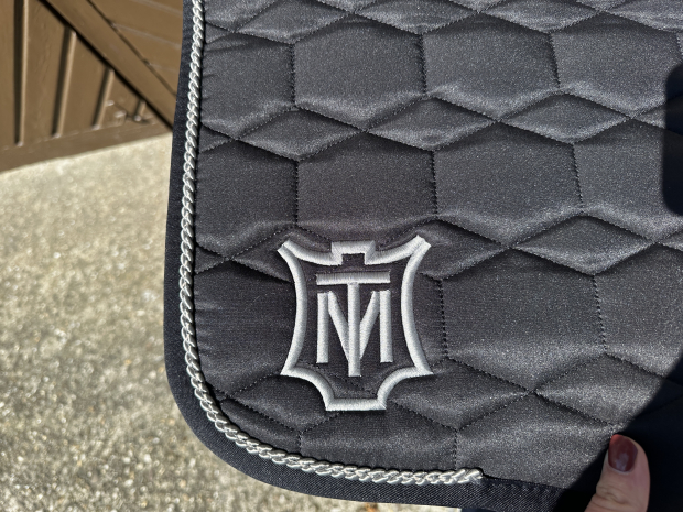 Mattes Eurofit Schabracke Dressur L Lammfell Glanz Steppstoff schwarz Fellrand vorne