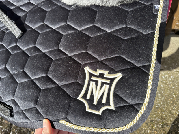 Mattes Eurofit Schabracke Dressur EWWA L Lammfell samt schwarz Lammfell Sofort lieferbar!