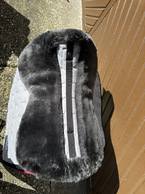 Mattes Eurofit Schabracke Dressur EWWA L Lammfell samt schwarz Lammfell Sofort lieferbar!