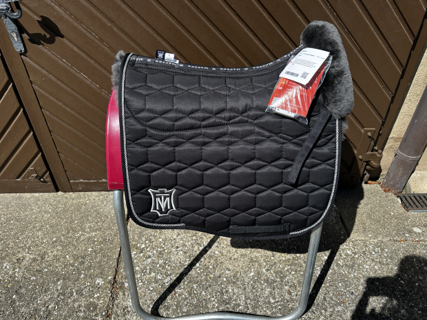 Mattes Eurofit Schabracke Dressur L Lammfell Glanz Steppstoff schwarz Fellrand vorne Sofort lieferbar!