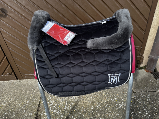 Mattes Eurofit Schabracke Dressur L Lammfell samt schwarz Lammfell Sofort lieferbar!