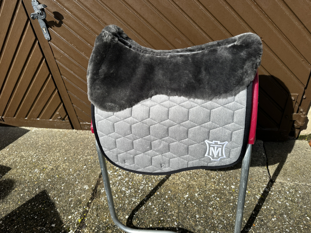 Mattes Eurofit Schabracke Dressur L Lammfell samt schwarz Lammfell Sofort lieferbar!