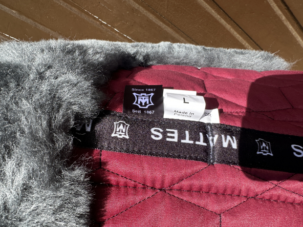Mattes Eurofit Schabracke Dressur L Lammfell Glanz Steppstoff bordeaux Sofort lieferbar!