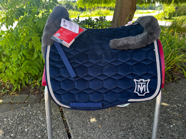 Mattes Eurofit Schabracke Dressur L samt Crystal blau Lammfell Sofort lieferbar!