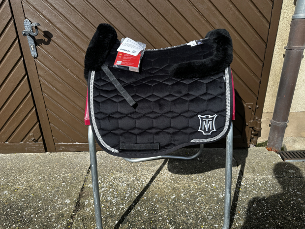 Mattes Eurofit Schabracke Dressur L samt Crystal schwarz Lammfell Sofort lieferbar!