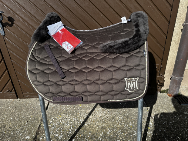 Mattes Schabracke Springen L Lammfell Samt braun Sofort lieferbar!