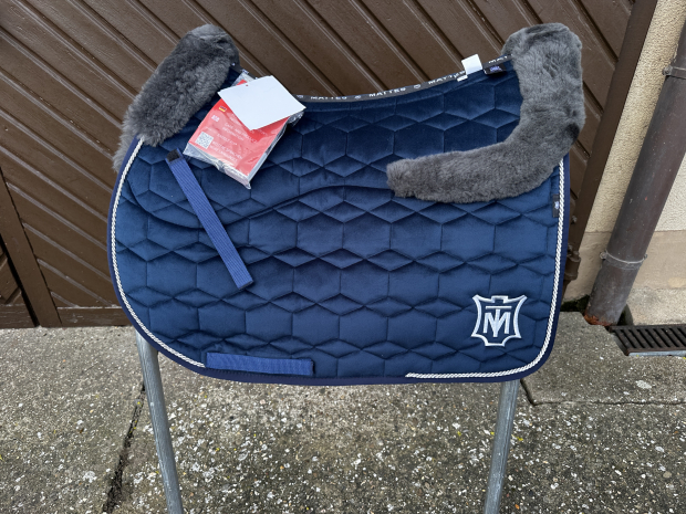 Mattes Schabracke Springen L Lammfell Samt navy Sofort lieferbar!