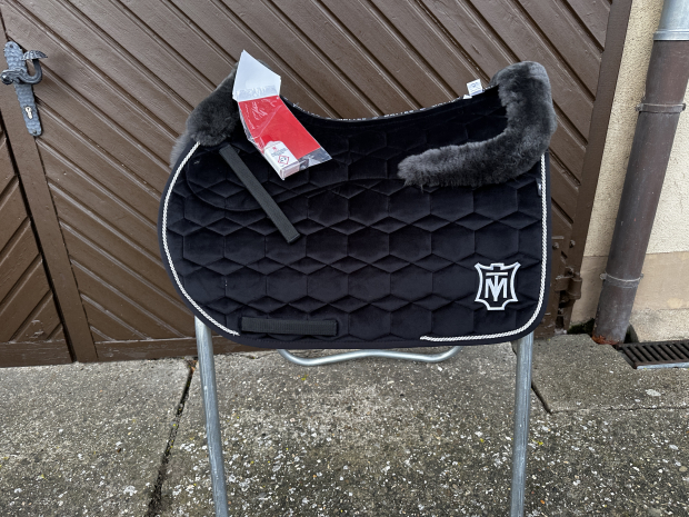 Mattes Schabracke Springen L Lammfell Samt schwarz Sofort lieferbar!