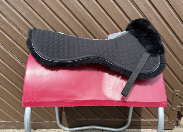 MATTES Lammfell Sattelkissen Fellrand vorne schwarz/schwarz
