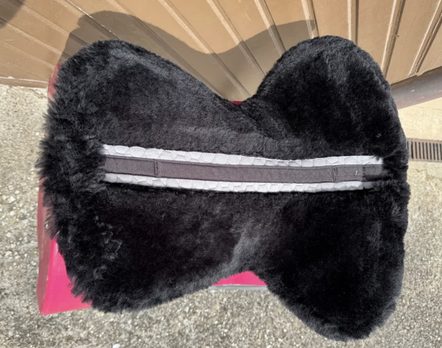 MATTES Lammfell Sattelkissen Fellrand vorne schwarz/schwarz