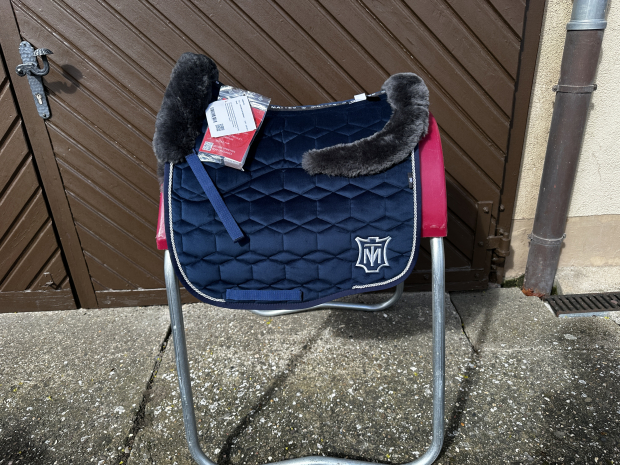 Mattes Eurofit Schabracke Dressur L Lammfell samt navy blau Sofort lieferbar!