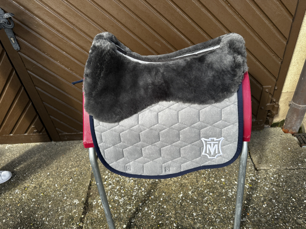 Mattes Eurofit Schabracke Dressur L Lammfell samt navy blau