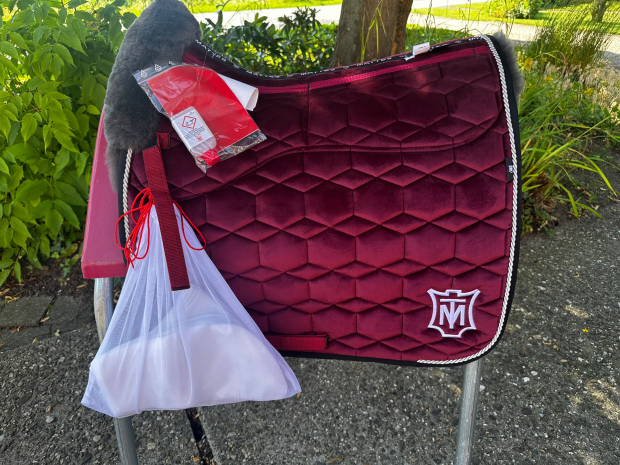 Mattes Schabracke Dressur L Lammfell Samt bordeaux rot Lammfell vorne sofort lieferbar!