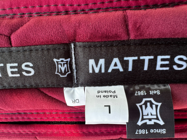 Mattes Schabracke Dressur L Lammfell Samt bordeaux rot Lammfell vorne sofort lieferbar!