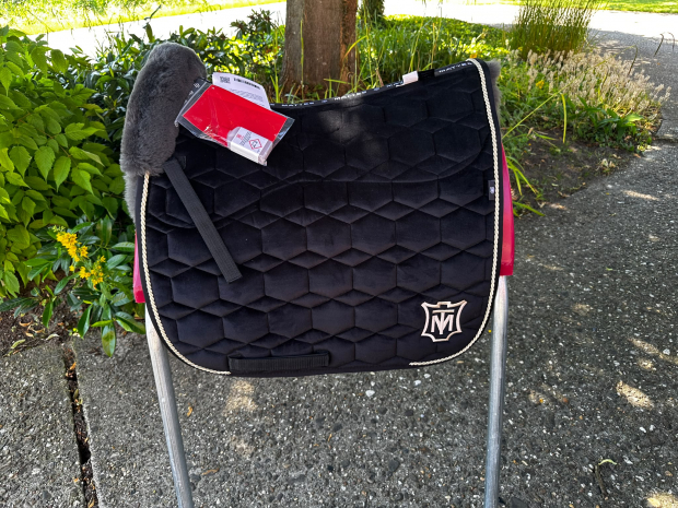 Mattes Eurofit Schabracke Dressur schwarz Samt L champagner vorne Sofort lieferbar!