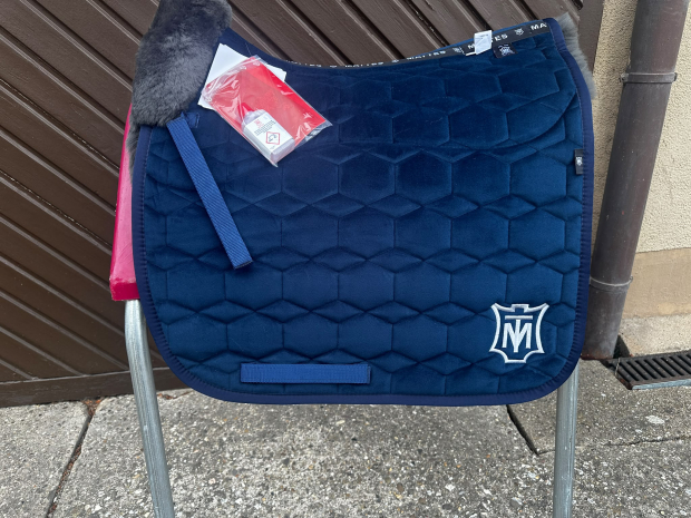 Mattes Schabracke Dressur L Lammfell Samt blau Lammfell vorne