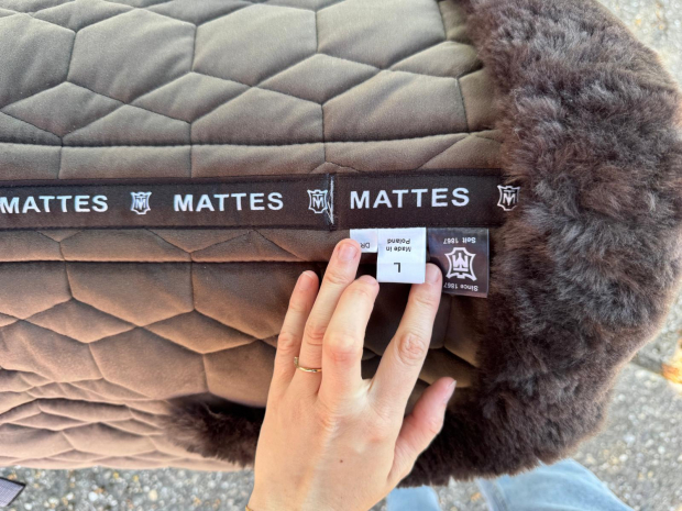 Mattes Schabracke Dressur Erofit L Lammfell Samt braun vorne und hinten Sofort lieferbar!