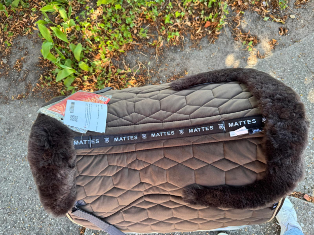 Mattes Schabracke Dressur Erofit L Lammfell Samt braun vorne und hinten Sofort lieferbar!