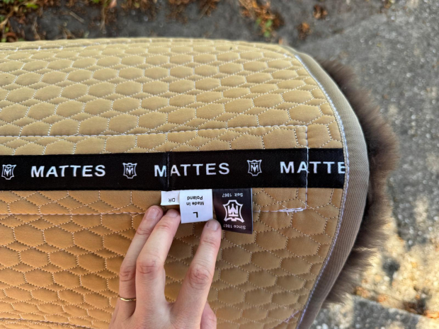 Mattes Schabracke Dressur L Lammfell Eurofit Steppstoff Sand