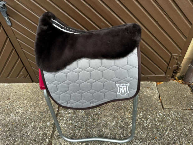 Mattes Eurofit Schabracke Eurofit Dressur schwarz Samt L champagner vorne Sofort lieferbar!