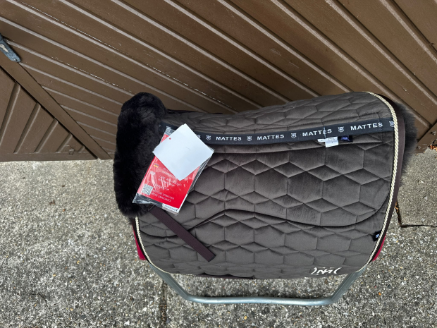 Mattes Eurofit Schabracke Eurofit Dressur schwarz Samt L champagner vorne Sofort lieferbar!