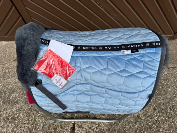 Mattes Schabracke Dressur L Lammfell vorne samt water blue blau