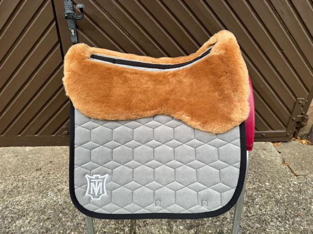 Mattes Schabracke Dressur samt schwarz honig Fell Gr. L vorne Sofort lieferbar!