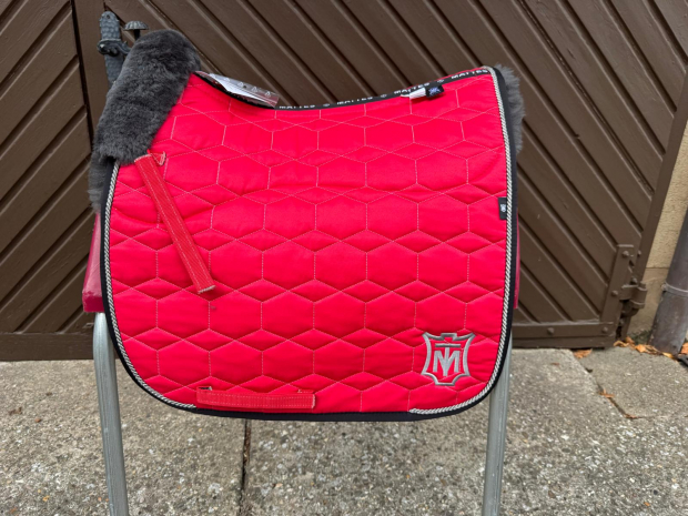 Mattes Schabracke Dressur L Lammfell Steppstoff Glanz kirsch rot Sofort lieferbar!