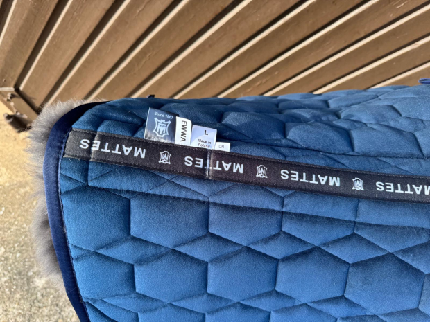 Mattes Schabracke Dressur L Lammfell vorne samt EWWA blau