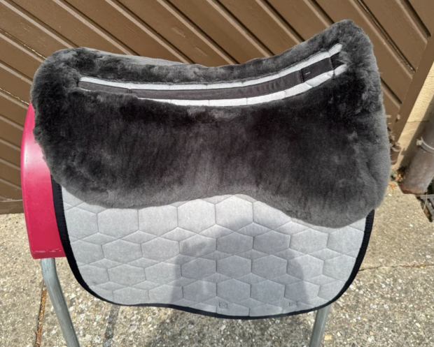 Mattes Schabracke Dressur L Lammfell vorne + hinten Steppstoff Glanz racing green grün