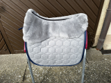 Mattes Schabracke Dressur L samt Crystal blau Lammfell vorne