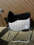 Mattes Eurofit Schabracke Dressur L samt Crystal schwarz Lammfell vorne und hinten