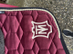 Mattes Eurofit Schabracke Dressur M Lammfell samt Bordeaux rot Lammfell