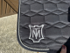 Mattes Eurofit Schabracke Dressur L Lammfell Glanz Steppstoff schwarz Fellrand vorne