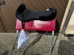 MATTES Lammfell Sattelkissen Correction Lammfellrand vorne/ hinten schwarz/schwarz