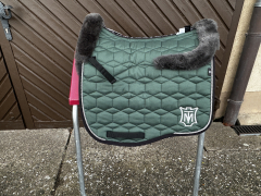 Mattes Eurofit Schabracke Dressur L Lammfell Steppstoff Glanz Steppstoff Racing Green
