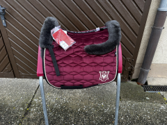 Mattes Eurofit Schabracke Dressur M Lammfell samt Bordeaux rot Lammfell