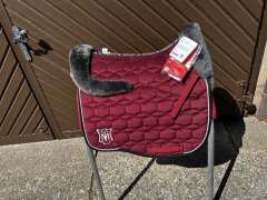 Mattes Eurofit Schabracke Dressur L Lammfell samt Bordeaux rot Lammfell