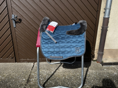 Mattes Eurofit Schabracke Dressur L Lammfell samt Blue Moon Lammfell